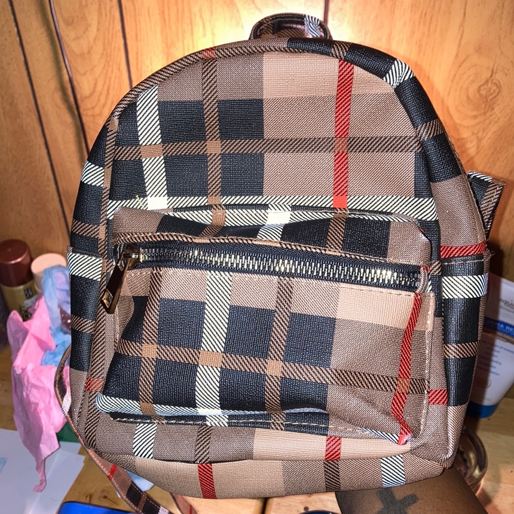 a cute little bag that fits a lot of girly things inside;